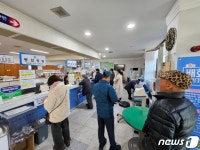 이제라도 발급 다행 이른 아침부터 행정복지센터에 시민 발길