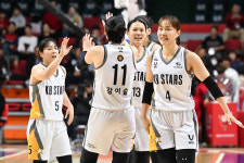 '강이슬 22점' 여자농구 KB, BNK에 21점 차 대승…4승1패로 1R 마감