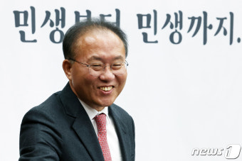 웃으며 회의 참석하는 윤재옥 원내대표