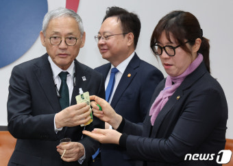 유인촌 장관에게 배즙 전달하는 장미란 차관