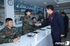 해병대 초급간부들과 인사하는 김기현 대표