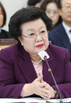 의원들 질의에 답하는 이배용 위원장