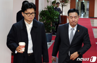 임시 국무회의 참석하는 한동훈·신원식 장관