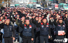 구호 외치는 경진여객 노조원들