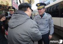 홍대 지역상인과 인사 나누는 윤희근 경찰청장