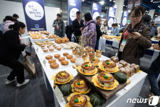 다양한 베이커리 작품 감상하는 관람객들