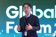 발표하는 김동민 제이엘케이 대표