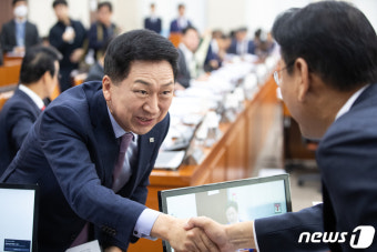 김교흥 행안위원장과 인사 나누는 김기현 국민의힘 대표