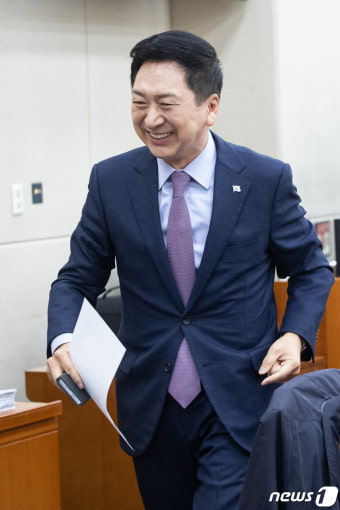 미소 지으며 행안위 회의장 나서는 김기현 국민의힘 대표