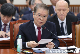 의원들 질의에 답하는 이정식 장관