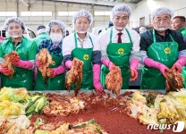 새마을부녀회원들과 사랑의김장 담그는 이병환 성주군수