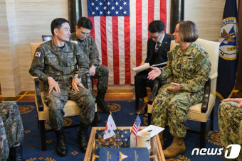 한미 해군총장, 美핵항모 함께 올라 '군사협력 증진' 논의