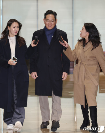 취재진 질문 들으며 귀국하는 이재용 회장