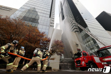 사다리 소방차 대동한 초고층 빌딩 화재 대응 훈련