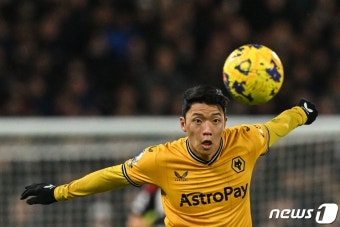 EPL 풀럼과 경기 중 헤딩하는 울버햄프턴의 황희찬