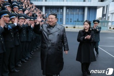 김주애에 조선의 샛별, 여장군 칭호?…내부 강연서 우상화