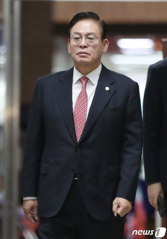 중진의원모임 참석하는 정우택 의원