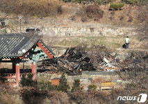 자승스님 입적 칠장사 가보니…누군가 불 낸 듯 요사채만 전소