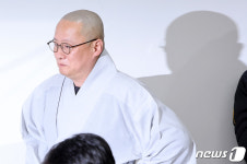 자승스님 소신공양 눈시울 붉히는 우봉스님