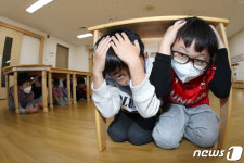 7살 유치원생들의 진지한 지진대피훈련