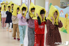 7살 유치원생들의 진지한 지진대피훈련