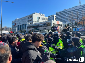 용산 집무실 앞서 '개식용 금지법 반대' 집회하던 육견협회 회원 3명 체포