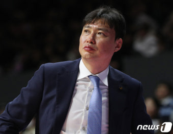 경기 지켜보는 송영진 감독