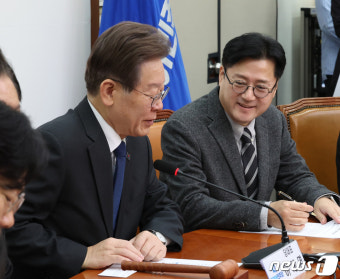 대화 나누는 이재명 대표와 홍익표 원내대표