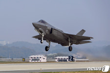 독수리 충돌 F-35A 전투기… 비용 때문에 수리 없이 퇴역