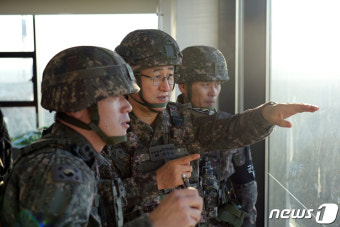 도라OP 찾아 작전 현장 확인하는 박안수 육군참모총장