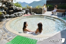 수안보에서 탄산온천 즐겨요…신규 온천공서 탄산 확인