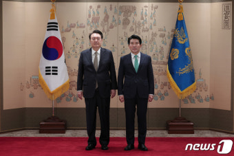 윤 대통령, 황상무 시민사회수석 임명장 수여