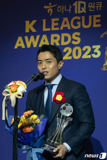 최다 도움상 수상소감 밝히는 포항 백성동