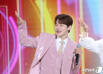 박서진, 핑크빛 무대
