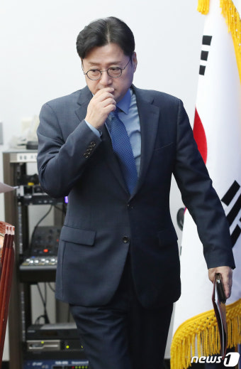 원내대책회의 참석하는 홍익표 원내대표