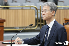 의원들 질의에 답하는 조희대 대법원장 후보자