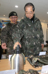 장병 보급품 살피는 한덕수 총리