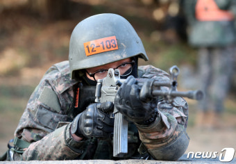 훈련받는 육군 훈련병