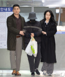 검찰 송치되는 수원 전세사기 정씨일가