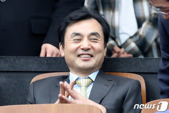 환하게 웃는 안규백 위원장
