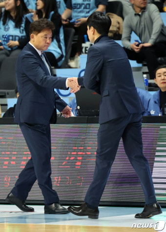 강혁 감독과 악수 나누는 김승기 감독