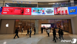 오픈한 애플 하남 들어서는 고객들