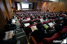 계단까지 꽉 찬 정시 입시설명회