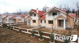 새 살림집 받은 북한 농업근로자들 알곡 증산으로 보답