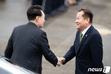윤은마켓 | 이상민 행안부 장관과 인사 나누는 윤석열 대통령