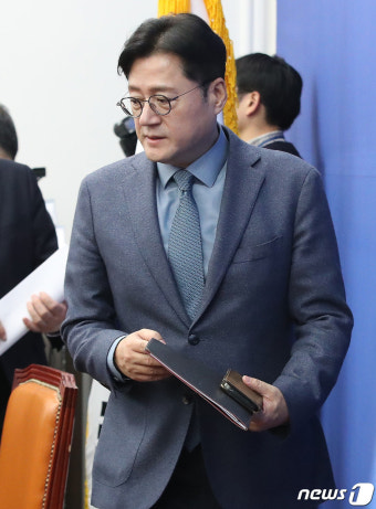 원내대책회의 참석하는 홍익표 원내대표