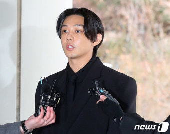 유아인, '상습 마약 투약 혐의'로 법원 출석