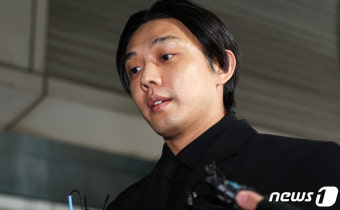 '마약 상습투약, 수면제 불법 처방 등' 첫 공판 출석하는 배우 유아인