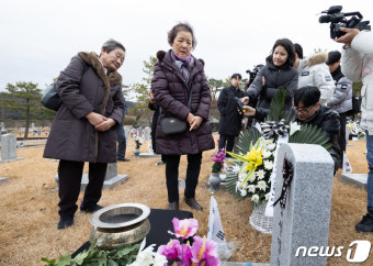 취재진 질문에 답변하는 정선엽 병장 누나