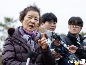 취재진 질문에 답변하는 고 정선엽 병장 누나 정영임 씨